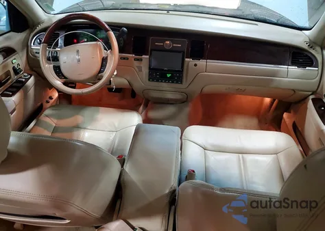 2009 Lincoln Town Car Signature Limited z USA, uszkodzony, nr VIN 2LNHM82V09X607430